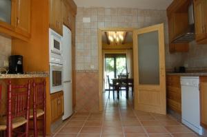a kitchen with a door open to a dining room at Casa Rural Sietevillas Padel in Villasbuenas de Gata