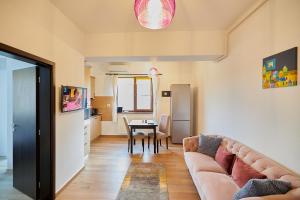 una sala de estar con un sofá y una mesa en Cozy 3 Bedroom Apartments In Centre of Iasi Palas Mall, en Iaşi