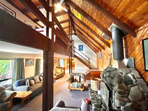 una sala de estar con chimenea en una casa en Adventure Lodge and Motels and Tongariro Crossing Track Transport, en National Park