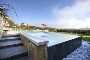 - une piscine au milieu d'une cour dans l'établissement Relais Villa Belvedere, à Incisa in Valdarno