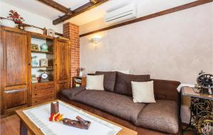 Un lugar para sentarse en 1 Bedroom Cozy Home In Moscenicka Draga