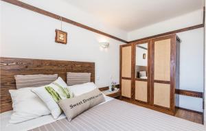 En eller flere senger på et rom på 1 Bedroom Cozy Home In Moscenicka Draga