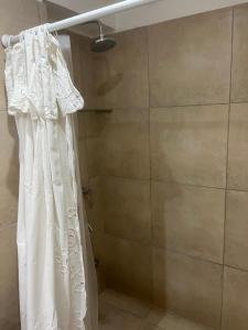 y baño con ducha con cortina blanca. en New Apartment Talampaya en La Rioja