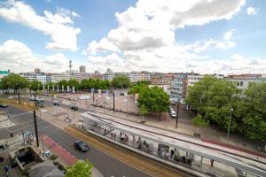 uma cidade com uma estação de comboios e uma rua com carros em Alexander Business Hotel Hannover City em Hanôver