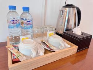 Příslušenství pro přípravu čaje a kávy v ubytování White Corner Hotel