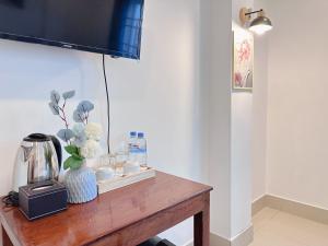 Příslušenství pro přípravu čaje a kávy v ubytování White Corner Hotel