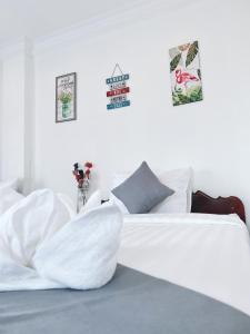 Postel nebo postele na pokoji v ubytování White Corner Hotel