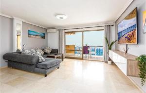 ein Wohnzimmer mit einem Sofa und einem großen Fenster in der Unterkunft Surf house in Benalmadena Costa
