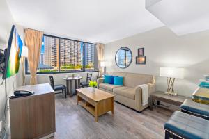 A seating area at Aqua Palms Renovated 1BR, City View, Swimming Pool