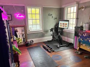 uma sala com um ginásio com equipamento de exercício em Harbinson House em Sacramento