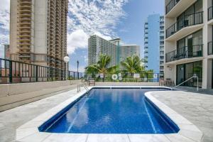 una piscina en medio de un edificio en Aqua Palms Renovated 1BR, City View, Swimming Pool en Honolulu