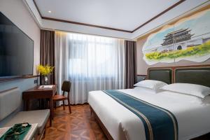 una camera d'albergo con un letto e una televisione di Nostalgia S Hotel Near Beijing Xidan Financial Street-Central Conservatory of Music, Tian'anmen Square, The Capital Museum, 10 minutes away from Beijing West Railway Station, Free ice cream, coffee and laundry service a Pechino
