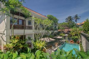 uma vista aérea de um resort com uma piscina em Tebesaya Cottage by Pramana Villas em Ubud