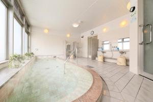 uma grande casa de banho com piscina no meio do chão em Hotel Famy Inn Kinshicho em Tóquio