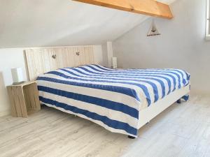 Ένα ή περισσότερα κρεβάτια σε δωμάτιο στο Maison avec piscine, tennis à 300m de la plage - 2 chambres, terrasse et parking privé - FR-1-231-267 +10 φωτογραφίες