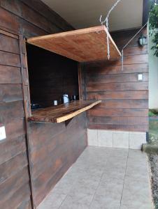 un edificio de madera con bar en Cabaña Dalia, en Fortuna
