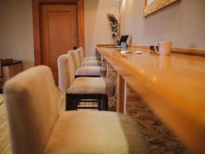 a row of chairs lined up in a waiting room at 古民家ゲストハウス CHACHACHA AWAJI in Awaji