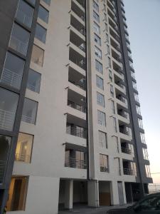 wysoki biały apartamentowiec z balkonem w obiekcie apartamento nuevo comodo 4 camas w mieście Viña del Mar