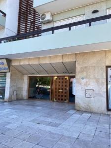 - Vistas al exterior de un edificio con puerta en DEPARTAMENTO en Necochea