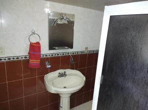 ein Bad mit einem Waschbecken und einem Spiegel in der Unterkunft Finca la mora in Morelia