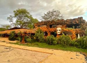 una casa con un cráneo delante de ella en La Perla Negra Eco Pirate Resort en Puntarenas