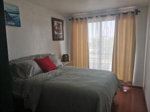Katil atau katil-katil dalam bilik di lindo y cómodo departamento familiar
