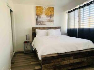 A bed or beds in a room at NEWLY Remodeled 2 BDRM Queen
