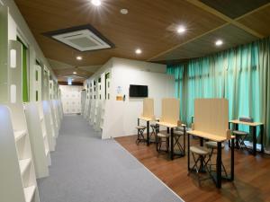 Uma televisão e/ou sistema de entretenimento em Tabist カプセルイン笠懸 男性専用 Tabist Capsule Inn Kasakake Male Only