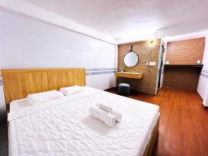 1 dormitorio con 1 cama con 2 toallas en Can Tho Home & Apartment 3, en Can Tho