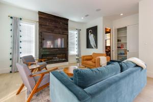 TV/trung tâm giải trí tại Doin' Grayt-LUXE beach cottage-Easy beach access, pool, bikes!