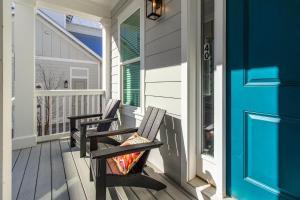 Ban công/sân hiên tại Doin' Grayt-LUXE beach cottage-Easy beach access, pool, bikes!