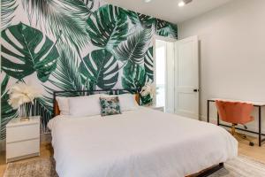 Giường trong phòng chung tại Doin' Grayt-LUXE beach cottage-Easy beach access, pool, bikes! +44 ảnh