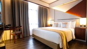 Ένα ή περισσότερα κρεβάτια σε δωμάτιο στο Rayz UMM Hotel Malang +16 φωτογραφίες