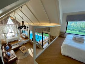 um quarto com uma cama e uma piscina em Baan Nai Baan Nok Resort em Nakhon Nayok
