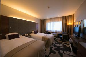 um quarto de hotel com duas camas e uma televisão em Niseko Northern Resort, An'nupuri em Niseko