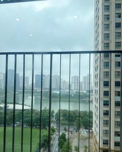 - une vue depuis le balcon d'un bâtiment dans l'établissement hamy’s house- studio vinhomes d’capital apartment 119 tran duy hung, à Hanoï