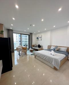- une chambre avec un lit et un salon dans l'établissement hamy’s house- studio vinhomes d’capital apartment 119 tran duy hung, à Hanoï