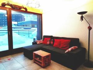 エム・ラ・プラーニュにあるAppartement La Plagne-Tarentaise, 3 pièces, 6 personnes - FR-1-351-119のリビングルーム(黒いソファ、窓付)