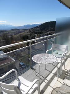 una mesa y sillas en un balcón con vistas en Residence The Catalogne, en Font-Romeu