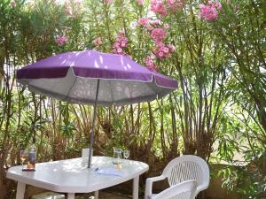Vonkajšia záhrada v ubytovaní Pavillon 3 pièces avec piscine, terrasse et parking privé - Proche plage et commerces - FR-1-229-812