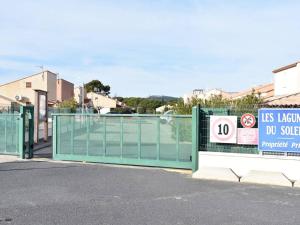 Fotografia z galérie ubytovania Pavillon 3 pièces avec piscine, terrasse et parking privé - Proche plage et commerces - FR-1-229-812 v destinácii Gruissan