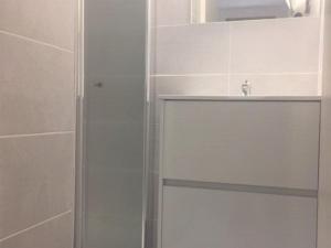 Kúpeľňa v ubytovaní Pavillon 3 pièces avec piscine, terrasse et parking privé - Proche plage et commerces - FR-1-229-812