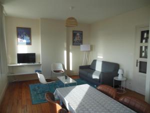 Posedenie v ubytovaní Appartement face à la plage avec WiFi, terrasse et équipements complets - FR-1-376-112