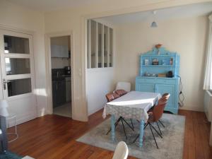 Kuchyňa alebo kuchynka v ubytovaní Appartement face à la plage avec WiFi, terrasse et équipements complets - FR-1-376-112