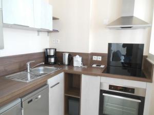 Kuchyňa alebo kuchynka v ubytovaní Appartement face à la plage avec WiFi, terrasse et équipements complets - FR-1-376-112