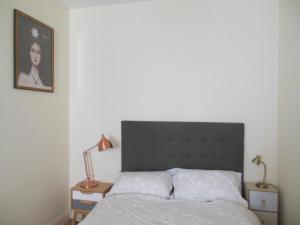 Posteľ alebo postele v izbe v ubytovaní Appartement face à la plage avec WiFi, terrasse et équipements complets - FR-1-376-112