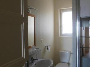 Kúpeľňa v ubytovaní Appartement face à la plage avec WiFi, terrasse et équipements complets - FR-1-376-112 + 6 fotografií