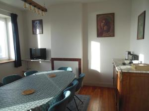 a dining room with a table and chairs and a counter at Duplex face plage avec terrasse, 3 ch, 2 sdb, WiFi, ménage inclus - FR-1-376-113 in Boulogne-sur-Mer +8 photos