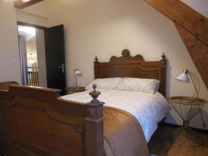 a bedroom with a large bed with a wooden headboard at Duplex face plage avec terrasse, 3 ch, 2 sdb, WiFi, ménage inclus - FR-1-376-113 in Boulogne-sur-Mer