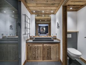 ヴァル・ディゼールにあるAppartement Val-d'Isère, 4 pièces, 6 personnes - FR-1-567-99のバスルーム(洗面台、トイレ付)